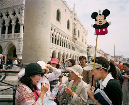 Guías y turistas junto al Palacio Ducal y el Gran Canal de Venecia, en una imagen de 2005.