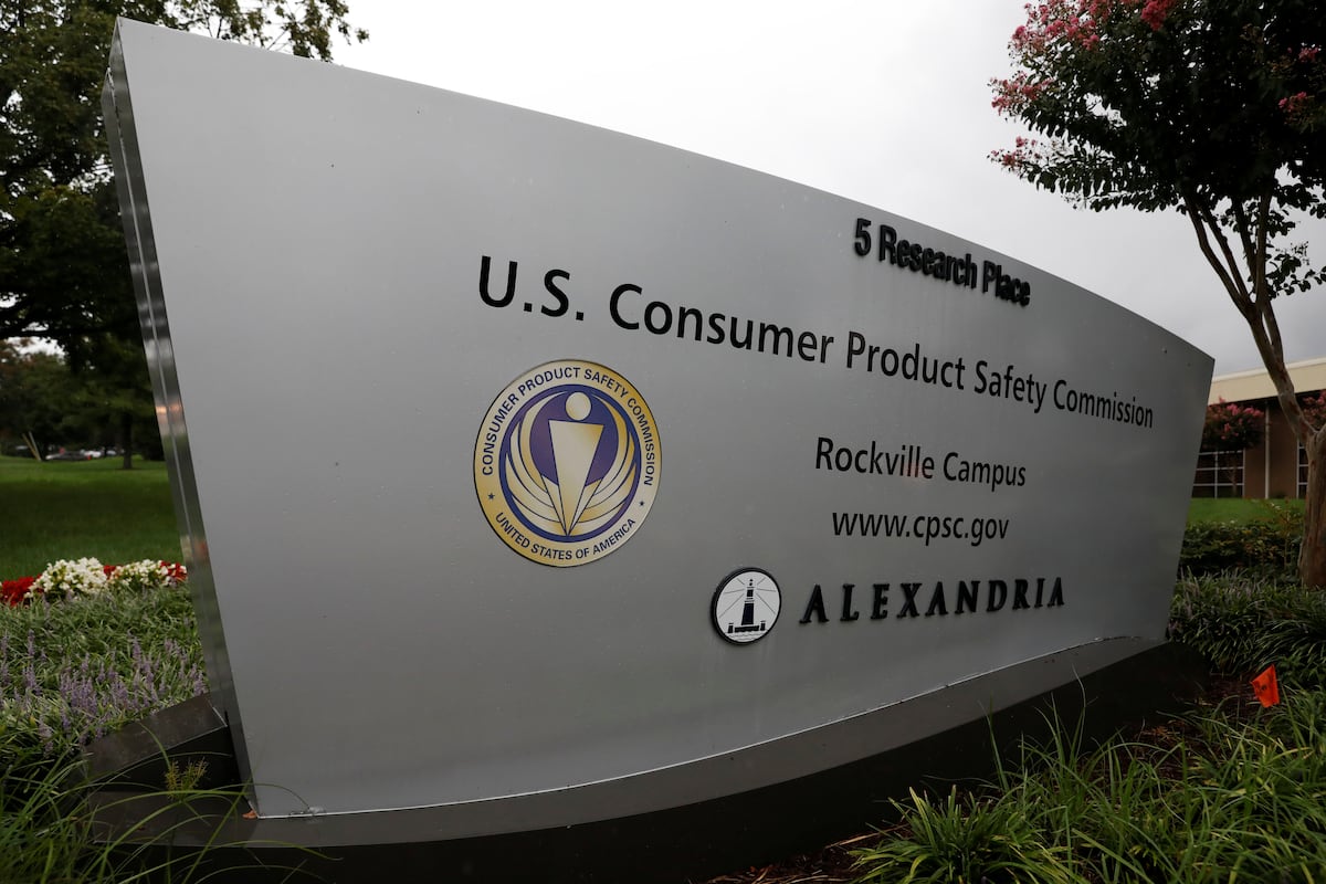 El Supremo de EE UU refuerza el poder ejecutivo de Trump y le permite purgar la agencia reguladora del consumo