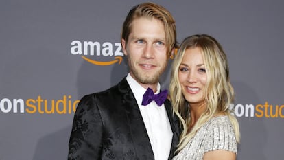 Kaley Cuoco y Karl Cook, en una fiesta en Los Ángeles tras los Globos de Oro de 2017.