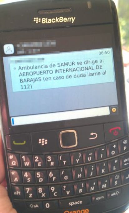 Vicente Moreno sostiene su móvil, en el que han quedado registrados los mensajes y llamadas que intercambió con Emergencias Madrid y el 112.