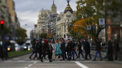 Peatones en la Gran Vía de Madrid, uno de los ejes de Madrid Central. 
 