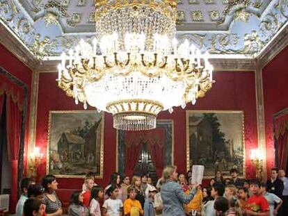 Los niños del colegio San Bartolomé en el Palacio Real.
