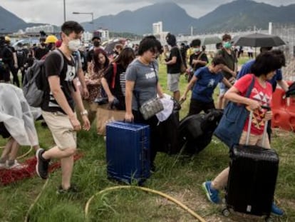 Los participantes en las protestas queman una bandera china y causan destrozos en estaciones de metro