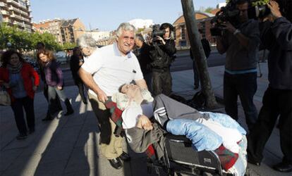 La familia, a la salida de los juzgados con la víctima en silla de ruedas.