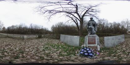 Estatua de un soldado caído del Ejército Rojo soviético, en Zalissya (Ucrania), el 9 de abril de 2016.