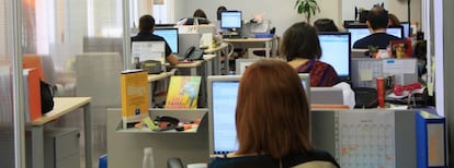 Trabajadores en una oficina de Madrid.