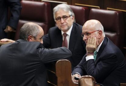 Los portavoces de CiU, Josep Antoni Durán i Lleida y del PNV, Josu Erkoreka, conversan en el Congreso junto a Sánchez-Llibre.