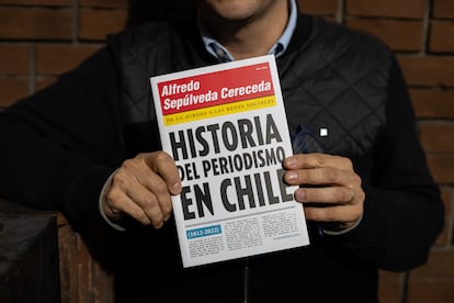 El libro 'Historia del periodismo en Chile', mostrado por el autor Alfredo Sepúlveda. 