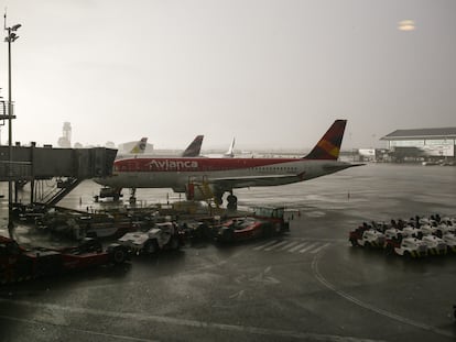 Un avión de Avianca en el aeropuerto El Dorado, en agosto de 2020.