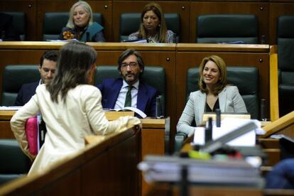 Desde la izquierda, los populares Borja Sémper, Nerea Llanos (delante, de pie), Iñaki Oyarzábal y Arantza Quiroga, en el pleno del Parlamento.