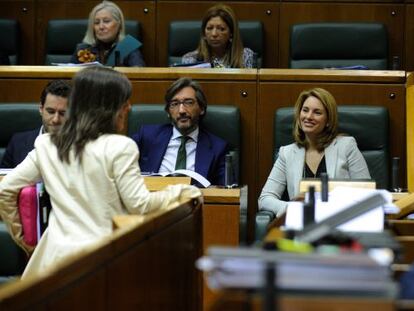 Desde la izquierda, los populares Borja Sémper, Nerea Llanos (delante, de pie), Iñaki Oyarzábal y Arantza Quiroga, en el pleno del Parlamento.