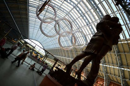 Los anillos olímpicos cuelgan del techo de la estación de metro londinense de Saint-Pancras