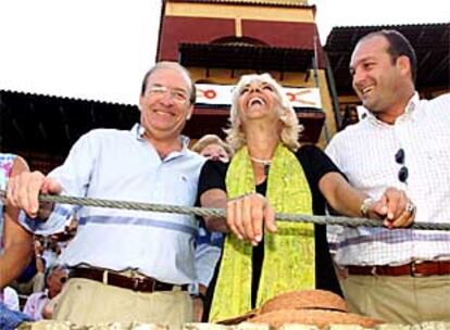 Teófila Martínez, con el alcalde de Huelva (a la izquierda) el pasado jueves en los toros.