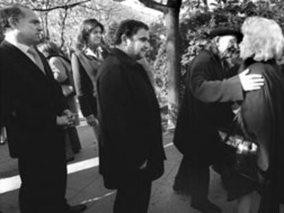 El escultor Agustín Ibarrola, el escritor Bernardo Atxaga y el <i>ararteko</i> Xabier Markiegi saludaron a familiares de Manuel Broseta, ayer, en Valencia.
