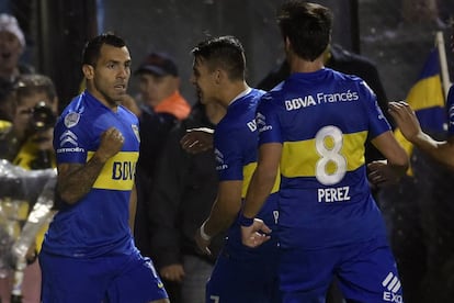 Carlos Tevez (i) de Boca Juniors festeja su gol contra Cerro Porteño de Paraguay.