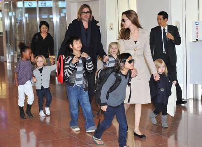 Brad Pitt y Angelina Jolie, junto a sus seis hijos: Maddox, Pax, Zahara, Shiloh, Knox y Vivienne, en el aeropuerto de Tokio (Japón) en 2011.