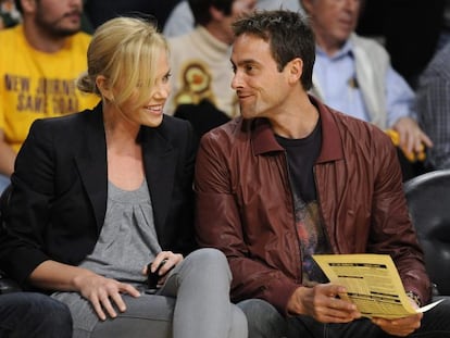 Charlize Theron y su novio Stuart Townsend en el partido de los Lakers contra los Clippers. La actriz no pierde la sonrisa pese a que la Fundación Nelson Mandela ha anunciado que no han autorizado la audiencia con el ex mandatario africano que subastó hace unos días. La intérprete, incluso, sorteó un beso suyo para aumentar la recaudación de la puja.