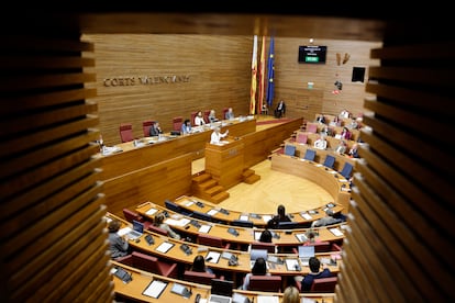 Vista general del hemiciclo durante el pleno de Les Corts Valencianes.
