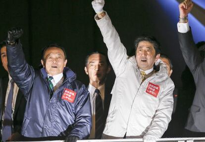 El primer ministre Shinzo Abe (dreta) aixeca el puny durant la campanya electoral, a Tòquio.
