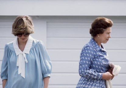 Diana de Gales y la Reina Isabel II viendo un partido de polo en Guards Polo Club, Windsor, Berkshire.