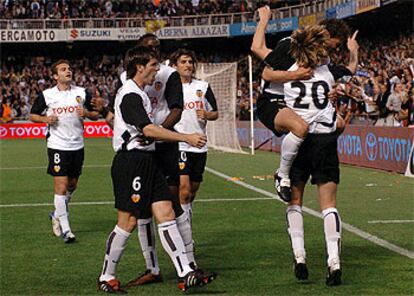 Los valencianistas celebran el gol de Mista.