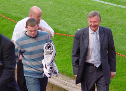 El futbolista Wayne Rooney y el entrenador Sir Alex Ferguson en Old Trafford en 2004, fecha en la que el jugador fichó por el United.