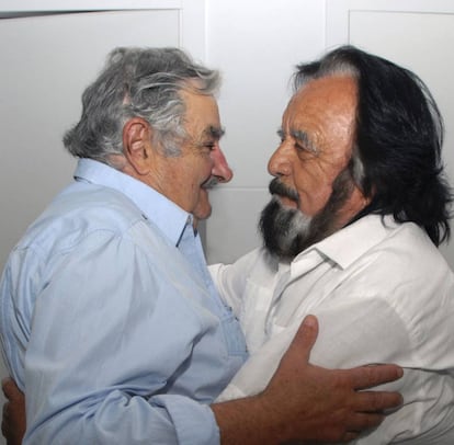 Horacio Guarany (i) en un encuentro con el expresidente de Uruguay, Pepe Mujica (d).