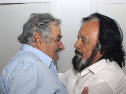 Horacio Guarany (i) en un encuentro con el expresidente de Uruguay, Pepe Mujica (d).
