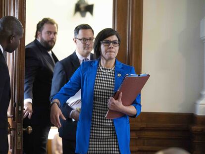 La congresista demócrata de la Cámara de Representantes de Texas, Jessica González, al salir de la sala.