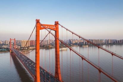 Puente Jiangyin sobre el río Yangtze. Cuando fue construido en 1999, para conmemorar el 50 aniversario de la revolución china de 1947, era el cuarto punete suspendido más largo del mundo y el primero de China. Es una copia del Golden Gate Bridge símbolo de la ciudad estadounidense de San Francisco (1917) y en su construcción colaboraron las compañías Cleveland Bridge & Engineering Co y Goodwin Steel Castings. |