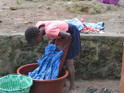 Lucy, una niña a la que se llevaron de su pueblo bajo la promesa de una mejor educación para convertirla en una esclava, lava su ropa en el refugio salesiano de la ONG Don Bosco Fambul, en Freetown.