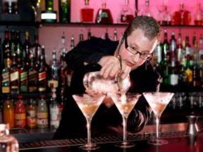 Un camarero prepara unos cócteles en la barra de un bar. EFE/Archivo