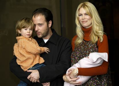 Claudia Schiffer con su hija Clementine en brazos días después de nacer la pequeña, junto a su marido, Matthew Vaughn, y su hijo Caspar.