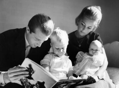 El príncipe Alberto II de Bélgica junta a su mujer la princesa Paola y sus hijos Felipe y Astrid.
