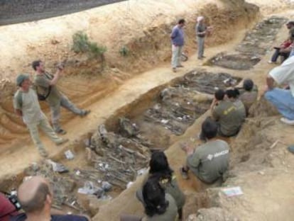 Exhumació de la fossa de La Pedraja el 2010.