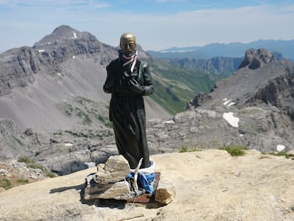 La escultura de San Francisco Javier, copatrono de Pamplona, en un pico del macizo de Larra-Belagua.