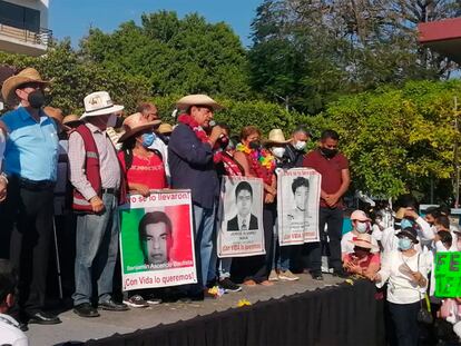 El candidato de  Morena Félix Salgado Macedonio con los padres de los 43 estudiantes de Ayotzinapa el pasado 16 de marzo en Iguala, Guerrero.