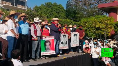 El candidato de  Morena Félix Salgado Macedonio con los padres de los 43 estudiantes de Ayotzinapa el pasado 16 de marzo en Iguala, Guerrero.