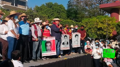 El candidato de Morena Félix Salgado Macedonio con los padres de los 43 estudiantes de Ayotzinapa el pasado 16 de marzo en Iguala, Guerrero.