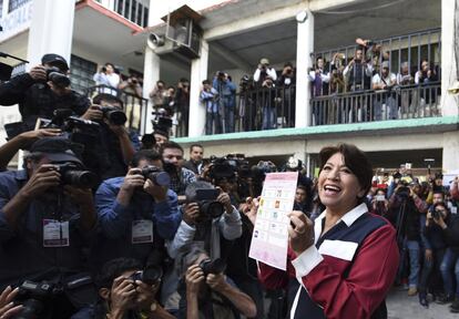 Delfina Gómez, candidata a gobernador del estado de México, muestra su voto a los fotógrafos mientras ella vota en Texcoco, Estado de México, México, el domingo 4 de junio, 2017.