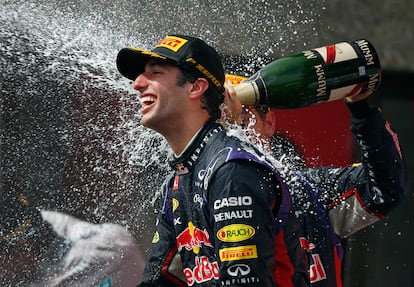 La imagen de enormes botellas de champán rociadas al aire es uno de los sellos de la Fórmula 1 (en esta imagen el rociado es Daniel Ricciardo, en 2014 en Montreal), pero en los últimos años la apuesta por el lujo y la ostentación en este deporte han ido mucho más lejos.