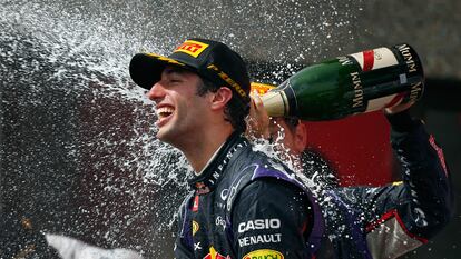 La imagen de enormes botellas de champán rociadas al aire es uno de los sellos de la Fórmula 1 (en esta imagen el rociado es Daniel Ricciardo, en 2014 en Montreal), pero en los últimos años la apuesta por el lujo y la ostentación en este deporte han ido mucho más lejos.