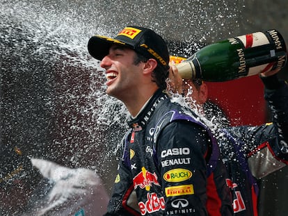 La imagen de enormes botellas de champán rociadas al aire es uno de los sellos de la Fórmula 1 (en esta imagen el rociado es Daniel Ricciardo, en 2014 en Montreal), pero en los últimos años la apuesta por el lujo y la ostentación en este deporte han ido mucho más lejos.