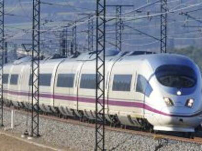 Un tren en la l&iacute;nea del AVE Barcelona-Girona-Figueres.