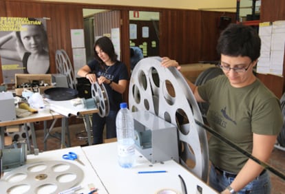 Dos operarias montan las bobinas de una de las películas del presente Zinemaldia.