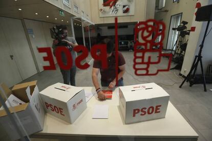 Un operario del PSOE prepara unas urnas en la sede de Ferraz.