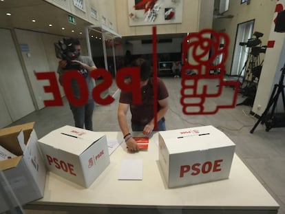 Un operario del PSOE prepara unas urnas en la sede de Ferraz.