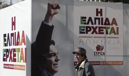 Una dona, aquest dimarts, davant d'un cartell de Syriza.