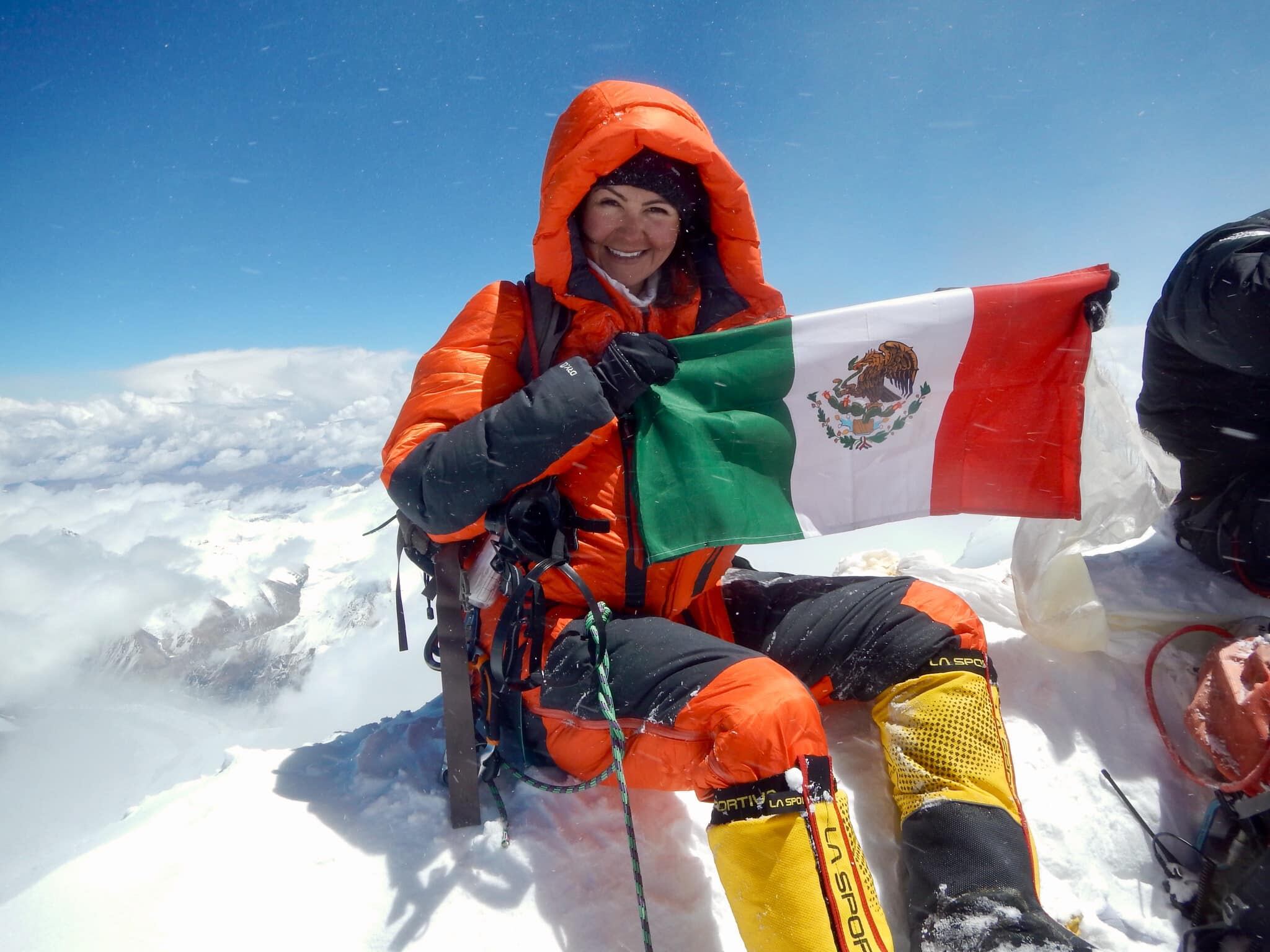 Viridiana Álvarez, alpinista mexicana, en la cumbre del Everest.