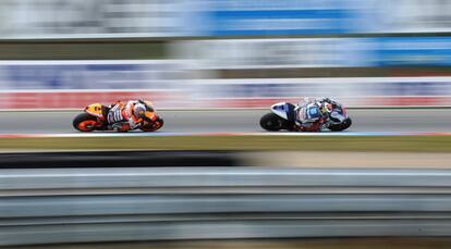 Pedrosa persigue a Lorenzo durante la carrera.